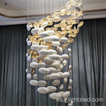 Hotel de lujo decorado con iluminación colgante llevada de cristal